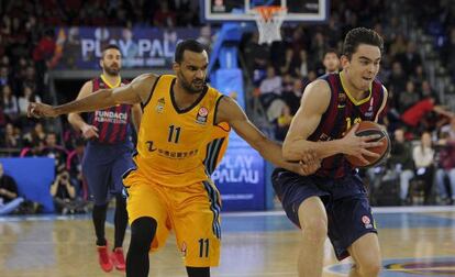 Satoransky, con el bal&oacute;n, junto a Vargas.