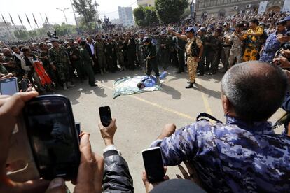 Un policía dispara a Muhammad al-Maghrabi, de 41 años, condenado por violar y asesinar a una niña de tres años, en una plaza de Saná (Yemen).