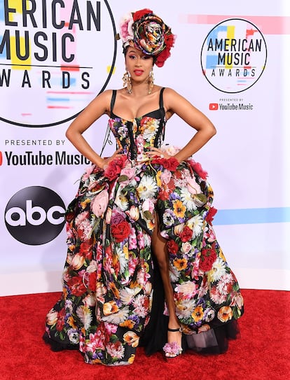 Carter también fue el encargado de vestirla con su look a lo Carmen Miranda de los American Music Awards de 2018. Un estilismo de Dolce&Gabbana.