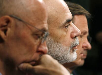 Ben Bernanke, en el centro, con el secretario del Tesoro, Henry Paulson, izquierda, y el presidente de la SEC, Chris Cox, ayer en el Senado de EE UU.