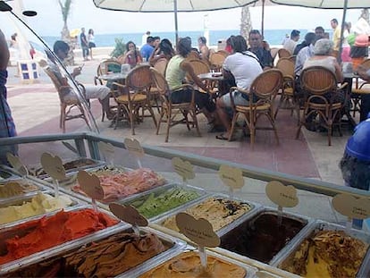 Una heladería en una de las terrazas del paseo marítimo de Campello (Alicante).