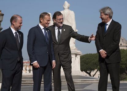 El presidente del Gobierno español, Mariano Rajoy (2-d), junto al primer ministro italiano, Paolo Gentiloni (d); el presidente del Consejo Europeo, Donald Tusk (2-i), y el primer ministro de Malta y presidente de turno de la UE, Joseph Muscat (i).