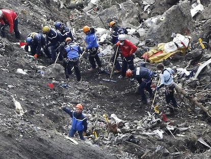 Tasques de rescat després de l'accident de l'A320 als Alps.