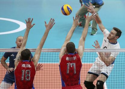 Cristian Poglajen (Argentina) golpea el balón de voleibol durante el partido contra Rusia.