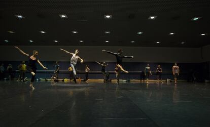 Bailarines del Centro Nacional de Danza ensayan en la sala de Bellet del Teatro. Esta compañía goza de reconocido prestigio internacional. Sus próximas citas de este año serán a Guanajuato (México) y Macao (China).