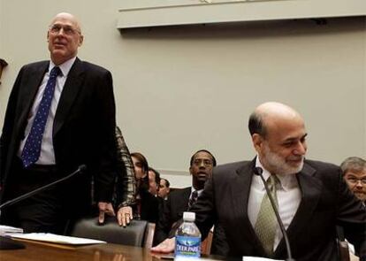 Henry Paulson (izquierda) y Ben Bernanke (derecha) durante su comparecencia en la Cámara de Representantes