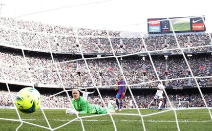 El portero del Barcelona Ter Stegen no logra parar el gol del defensa austriaco del Real Madrid, David Alaba.