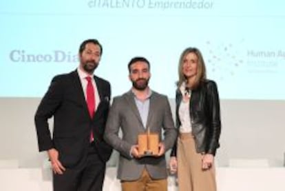 En el centro, el premiado Francisco Polo, acompa&ntilde;ado de Jos&eacute; Lu&iacute;s G&oacute;mez Mosquera, director gerente de CincoD&iacute;as y Loles Sala, directora de Human Age Institute.