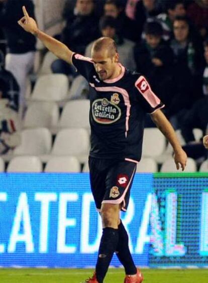 El jugador del Deportivo Lopo celebra su gol ante el Racing.