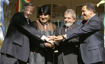 Néstor Kirchner, Evo Morales, Lula da Silva y Hugo Chávez, en 2008, durante una cumbre en Argentina.