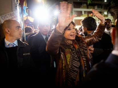 La vicepresidenta de Argentina, Cristina Fernández de Kirchner, saluda a sus simpatizantes en Buenos Aires, momentos antes de que un hombre le apuntara con un arma.