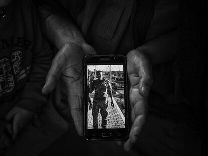 Erbil, Irak. 9 de diciembre de 2016. Ali Mujbil, de 45 años, sostiene un teléfono con la fotografía de Mohamed, su segundo hijo, de 18 años, de uniforme. Había muerto hacía una semana en la batalla de Mosul.