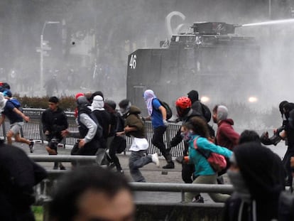 Los manifestantes se enfrentan el lunes a la policía durante una protesta contra el Gobierno de Piñera en Concepción, Chile.