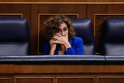 La vicepresidenta primera y ministra de Hacienda, María Jesús Montero, habla por teléfono durante el pleno celebrado el jueves en el Congreso.