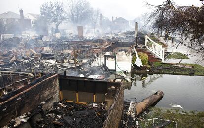 Situación en la que ha quedado el barrio Breezy Point tras incendiarse durante el paso de la tormenta "Sandy"