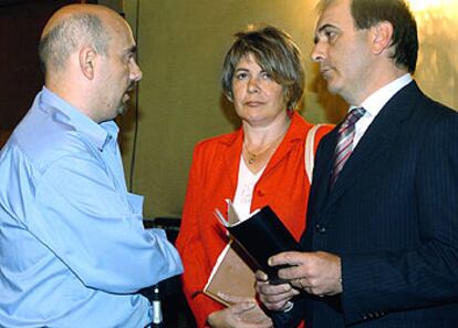 Un afectado del 11-M conversa con Clara Escribano y el ministro del Interior, José Antonio Alonso.