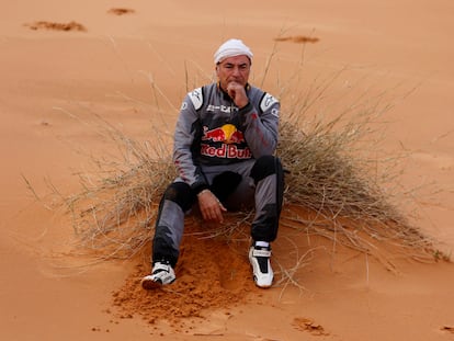 Carlos Sainz después del accidente durante la novena etapa del Rally Dakar.