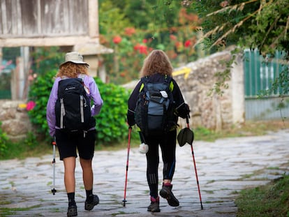 Dos peregrinas haciendo el Camino de Santiago.