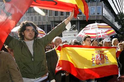 Miembros de la Asociación de Víctimas del Terrorismo (AVT) y el Foro de Ermua se han concentrado a las puertas de la Audiencia Nacional en protesta por la posible rebaja de pena al etarra de Juana Chaos. Los asistentes han exigido que los terroristas "cumplan íntegramente sus penas".