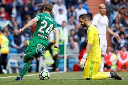 El centrocampista serbio del Leganés, Darko Brasanac, celebra su gol ante el portero del Real Madrid, Kiko Casilla.