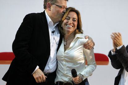 Ximo Puig besa a la exministra Carme Chacón en su presentación como candidata.