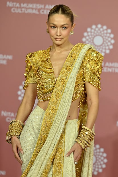 Gigi Hadid tampoco quiso perderse uno de los grandes acontecimientos del año en Mumbai. La modelo eligió un atuendo que homenajeaba la cultura de la ciudad.