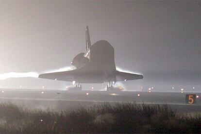 El <i>Atlantis</i> aterrizó ayer a las 6.21 ( 12.21, hora peninsular española) en cabo Cañaveral (Florida).