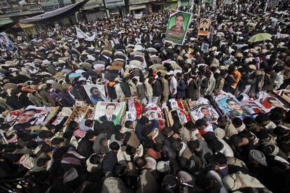 Cientos de personas rezan en el funeral de los 52 muertos tras las manifestaciones en Yemen del pasado viernes.