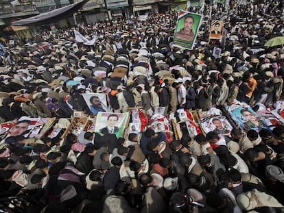 Cientos de personas rezan en el funeral de los 52 muertos tras las manifestaciones en Yemen del pasado viernes.