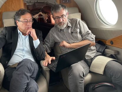 Antoni Gutiérrez-Rubí, a la derecha, junto a Gustavo Petro durante la campaña presidencial de Colombia.