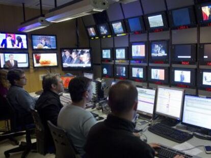 Sala de realizaci&oacute;n de Canal Sur durante la emisi&oacute;n de un informativo. 