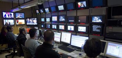 Sala de realización de Canal Sur durante la emisión de un informativo.