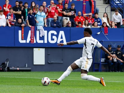 Vinicius, en el momento de marcar el tanto a Osasuna.