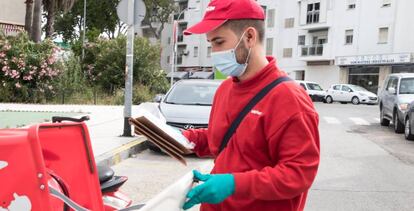 Un repartidor de Telepizza entrega un pedido.