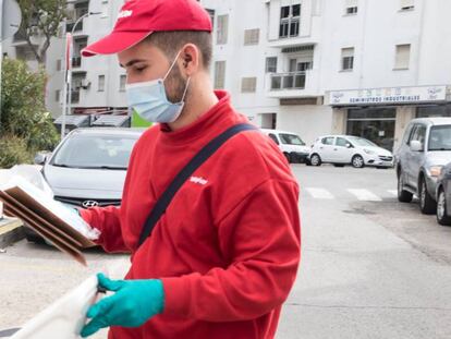 Un repartidor de Telepizza entrega un pedido.