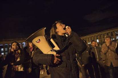 La asamblea somete a votación una decisión para esa noche.