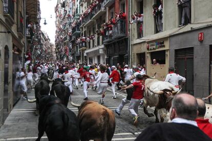 Los toros de Victoriano del Río comienzan su carrera en el tramo de Estafeta.