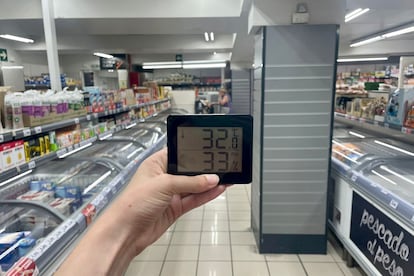 La temperatura, el martes, en el interior de un supermercado del centro de Madrid con un fallo en el sistema de ventilación.