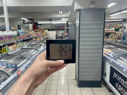 La temperatura, el martes, en el interior de un supermercado del centro de Madrid con un fallo en el sistema de ventilación.