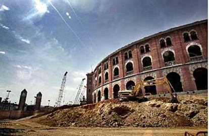 La plaza de toros de Las Arenas ha perdido el muro de piedra que la rodeaba.