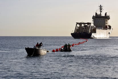 Marineros que transportan cable submarino en Sant Adriá de Besós (Barcelona).
