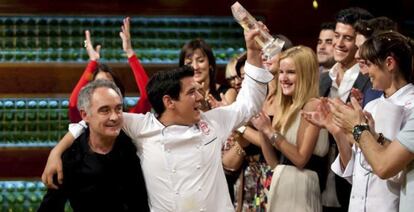 Juan Manuel Sánchez, ganador de 'Masterchef' se abraza al cocinero Ferrán Adriá.