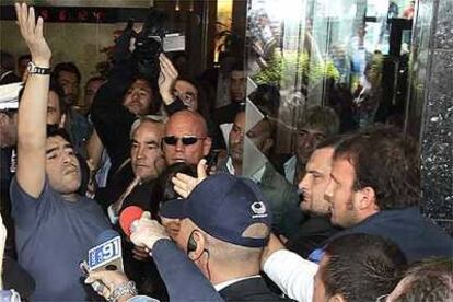 El argentino saluda a la entrda de su hotel en Napoles.