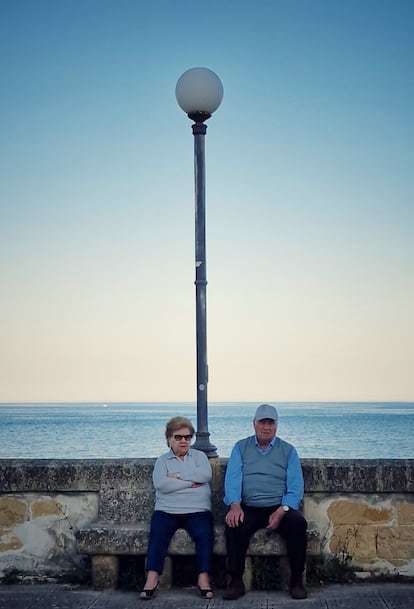 Pareja al fresco en el paseo marítimo de Tricase. 