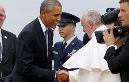 Obama saluda al papa Francisco al bajar del avión.