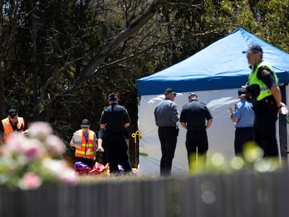 La policía australiana inspecciona el castillo hinchable en Devonport (Tasmania) en el que se ha producido el accidente.