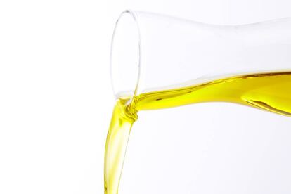 <p>Nuestra manía de ponerle aceite a todo no sirve de mucho. "No entiendo por qué lo hacen", dice Ilenia Cappai, dueña de la tienda restaurante ¡Tu! Pasta (Madrid). "<strong>Al parecer es para que no se pegue, pero si la mueves un poco y se respetan los tiempos de cocción, no ocurre</strong>. Quizá es porque como les gusta la pasta muy pasada se pega, pero no aporta nada".</p> <p>En cuanto a la sal, "<strong>se echa cuando el agua ya está hirviendo</strong>, y una vez disuelta, se añade la pasta. Si la ponemos desde el principio, a medida que se va evaporando agua va a salir más salada", previene Davide Bonato, propietario y chef del restaurante Gioia en Madrid.</p>