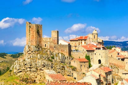 El pueblo de Puertomingalvo, con sus casas de piedra sobre una roca coronada por un austero castillo.