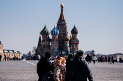 Un grupo de ciudadanos pasea por la Plaza Roja de Moscú frente a la Catedral de San Basilio, el pasado martes.