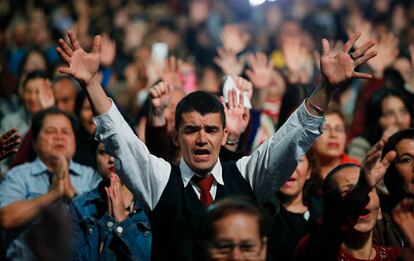 Un hombre reza durante un servicio evangélico en la Iglesia Manantial en Bogotá, Colombia, en 2017.